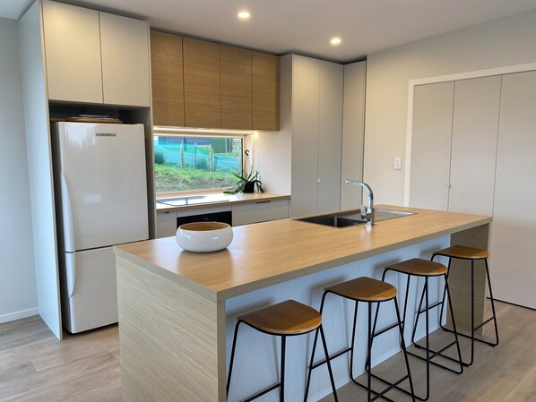 Jääkaappi, mikroaaltouuni, uuni, liesi