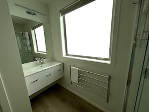 Shower, towels, soap, shampoo - Raglan Retreat With Water Views (Raglan)