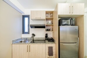 Geladeira, micro-ondas, cooktop, cafeteira/chaleira