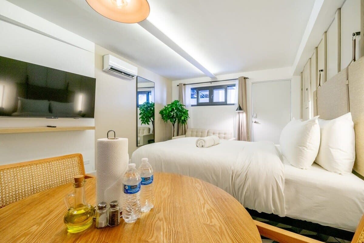 1 slaapkamer, een bureau, een strijkplank/strijkijzer, wifi