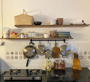 Frigorífico, placa de cocina, tostadora y utensilios de cocina