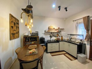 Refrigerador, placa de cocina, tostadora, utensilios de cocina