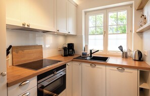 Køleskab, kogeplade, opvaskemaskine, kaffe-/temaskine