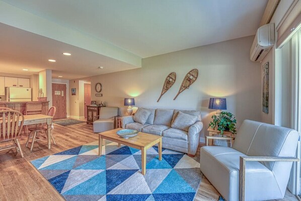 Smart-TV, Tischtennisplatte, Bücher