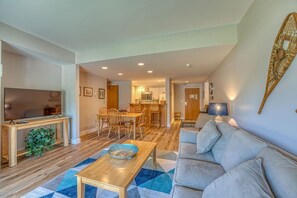 スマートテレビ、卓球台、書庫