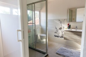 Dusche, Haartrockner, Handtücher, Seife