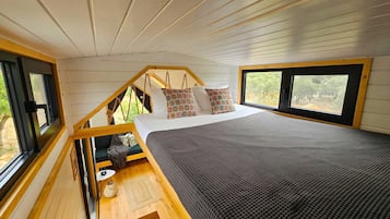 1 bedroom, desk, WiFi, bed sheets