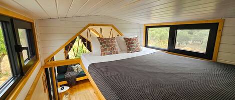 1 bedroom, desk, WiFi, bed sheets