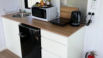Geladeira, micro-ondas, cooktop, torradeira