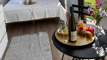 1 bedroom, bed sheets