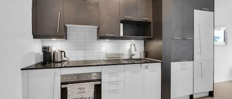 Réfrigérateur, four à micro-ondes, un four, surface de cuisson