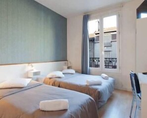 Eenvoudige Twin kamer | Bedden met traagschuimmatrassen, individueel gedecoreerd