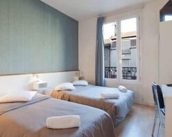 基础双床房 | 记忆海绵床垫、特色装修、特色家居、办公桌