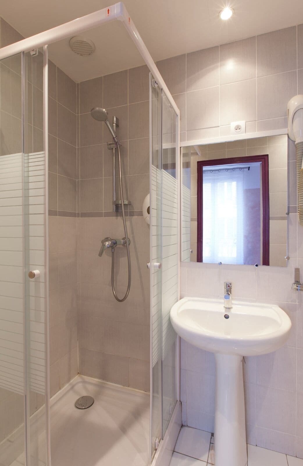 Secadora de cabello, batas, toallas 