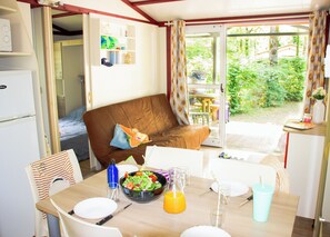 Comfort-Chalet | Eigene Küche | Großer Kühlschrank, Mikrowelle, Herdplatte, Wasserkocher