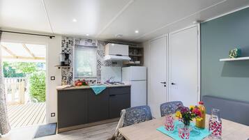 Comfort Mobile Home | Private kitchen | Full-sized fridge, microwave, stovetop, electric kettle