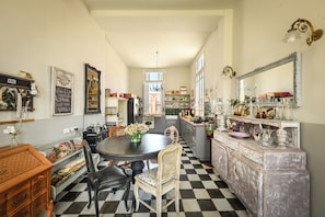 Appartement | Repas dans la chambre