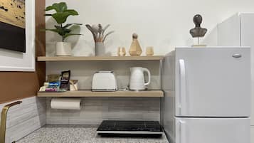Réfrigérateur, micro-ondes, plaque de cuisson, cafetiÚre/bouilloire