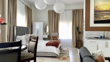 1 slaapkamer, een strijkplank/strijkijzer, gratis wifi, beddengoed