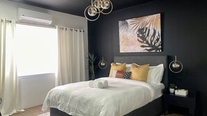 2 slaapkamers, een bureau, een strijkplank/strijkijzer, reisbedje