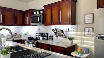 Geladeira, micro-ondas, fogão, cooktop