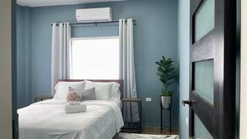 2 dormitorios, tabla de planchar con plancha, cuna de viaje