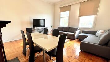Deluxe Townhome | Dining room