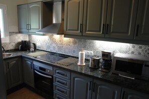 Jääkaappi, mikroaaltouuni, uuni, liesi