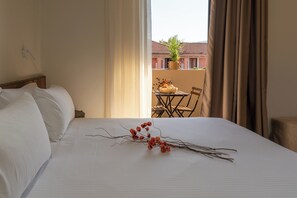 Basic Double or Twin Room | Peralatan tempat tidur hipoalergenik, gebar bulu kapas, tilam berlapik 