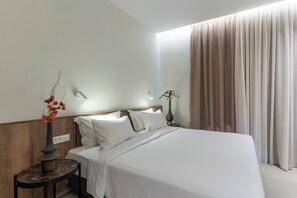Basic Double or Twin Room | Peralatan tempat tidur hipoalergenik, gebar bulu kapas, tilam berlapik 