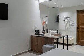 Basic Double or Twin Room | Hypo-allergenic bedding, down comforters, pillowtop beds, in-room safe - Seaside Living (Zakynthos)