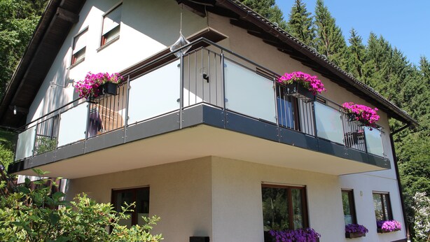 A two-story building with balconies, large windows, and flower boxes. - Holiday Home Rehsiepen near Winterberg (Schmallenberg)