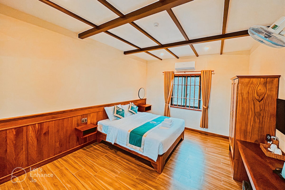 Panoramic Studio, 1 Queen Bed, Non Smoking, Pool View | Minibar, desk, laptop workspace, blackout drapes