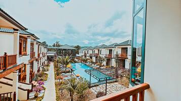 Estudio panorámico, 1 cama Queen size, para no fumadores, vista a la alberca | Vista desde la habitación