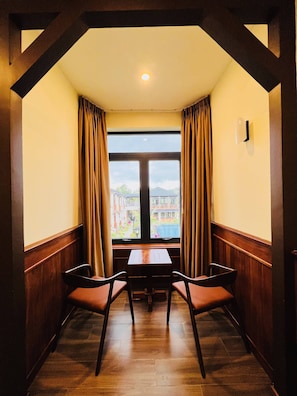 Panoramic Studio, 1 Queen Bed, Non Smoking, Pool View