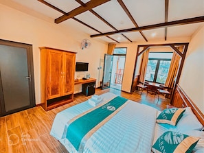 Panoramic Studio, 1 Queen Bed, Non Smoking, Pool View