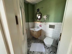 Kahden hengen standard-huone, kaupunkinäköala | Kylpyhuone | Suihku, ilmaiset hygieniatuotteet, hiustenkuivaaja, tohvelit
