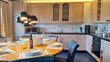 KĂŒhlschrank, Mikrowelle, Ofen, Herdplatte