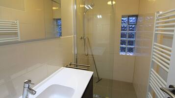Dusche, umweltfreundliche Kosmetikartikel, Haartrockner, Seife