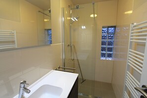 Douche, articles de toilette écologiques, séchoir à cheveux, savon