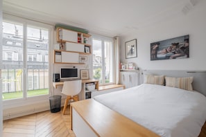 3 bedrooms, desk, WiFi, bed sheets - Spirit of Saint-Georges, by Veeve (Paris)