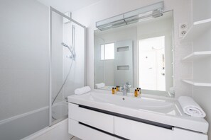 Badewanne, Haartrockner, Handtücher