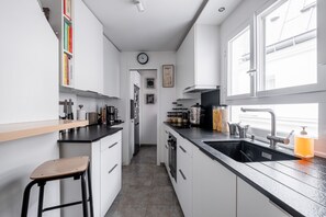 Fridge, microwave, oven, stovetop - Spirit of Saint-Georges, by Veeve (Paris)