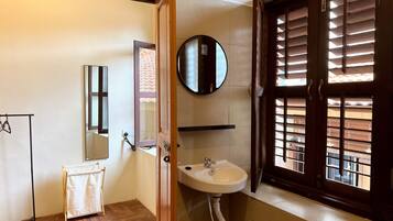 Deluxe Double Room | Bilik Mandi | Pancuran mandi, kelengkapan dandanan diri percuma, pengering rambut