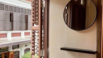 Shower, free toiletries, hair dryer, bidet