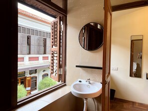 Standard Triple Room | Bathroom | Shower, free toiletries, hair dryer, bidet - Aayu Stewart (George Town)