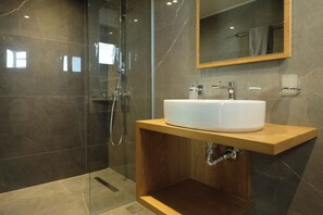 디럭스 스튜디오 | 욕실 | 샤워 시설, 헤어드라이어, 타월, 화장지