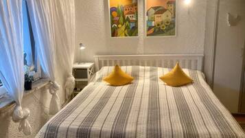 3 bedrooms, desk, iron/ironing board, WiFi