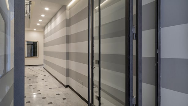 A hallway with striped walls and a tiled floor, leading to a room with a sliding door. - Riviera Flavour Apartments by Wonderful Italy - Ginestra (Santa Margherita Ligure)