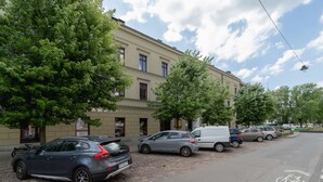 A street with parked cars and a building with a sign that reads "AWAREKSIAŁ". - Modern Studio in the heart of Kazimierz | Close to Attractions (Kraków)